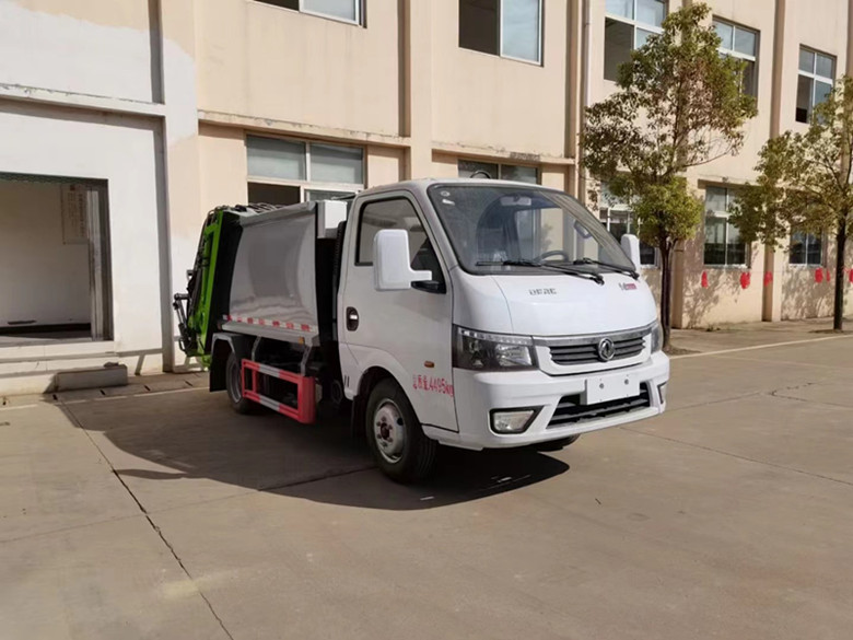 Caminhão de coleta de lixo conforme padrão nacional Nível VI é apresentado, promovendo em conjunto um ambiente mais saudável